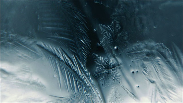 水在玻璃上结冰，形成一种结霜的图案视频下载