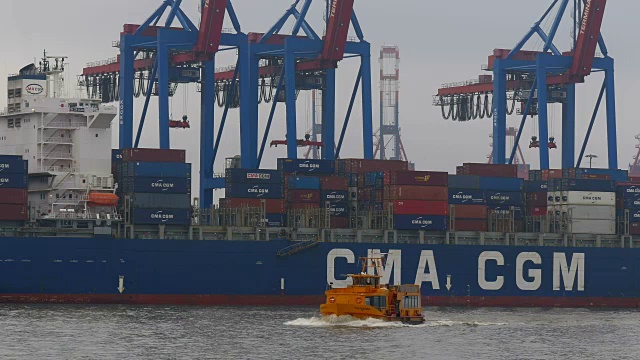 德国汉堡易北河瓦尔特肖夫集装箱码头的集装箱船视频素材
