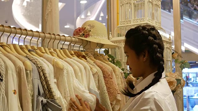 亚洲妇女有乐趣购物在精品视频素材