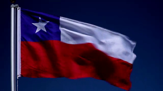 4K:户外蓝天前旗杆上智利国旗(智利)视频下载