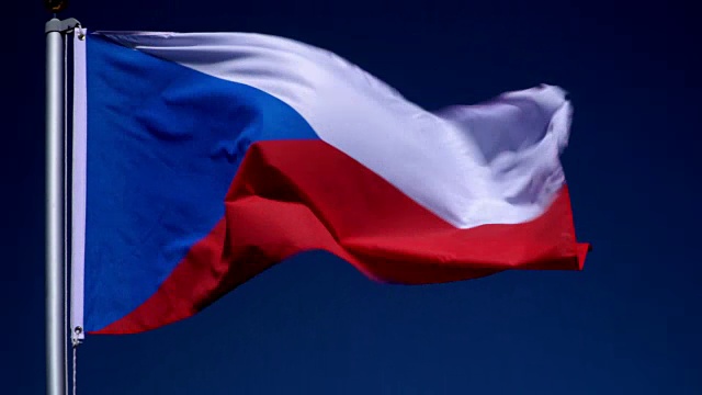 4K:蓝天户外旗杆上捷克国旗(捷克共和国)视频下载