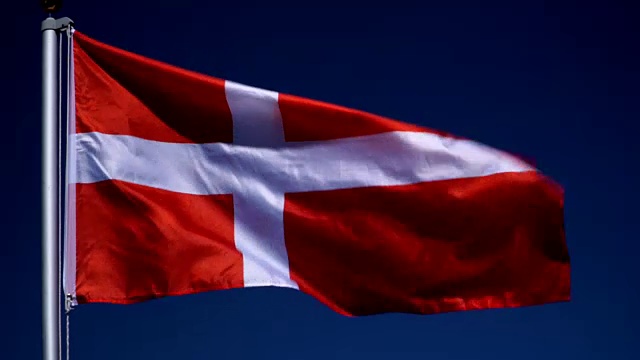4K:户外蓝天前旗杆上的丹麦国旗(丹麦)视频下载