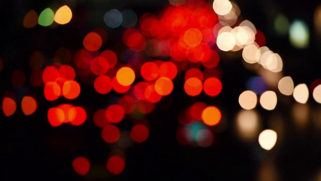 在夜晚的街道上模糊灯光，失去对焦视频素材