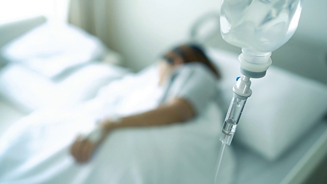 亚洲女性患者睡在医院的生理盐水里。视频素材