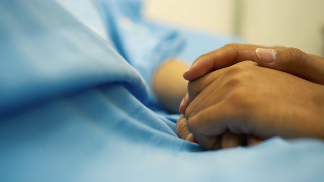 亚洲病人在床上握着家人的手视频下载