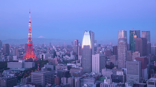 日本，东京，俯瞰城市天际线和标志性的东京塔视频素材
