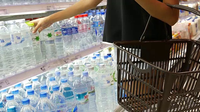 女人的手在零售商店的淡水视频下载