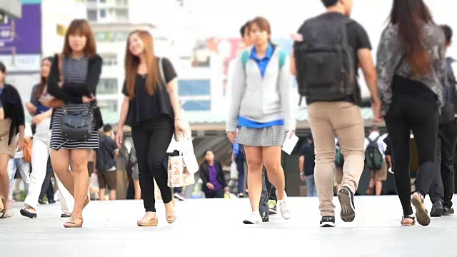 一群人在市中心散步视频下载