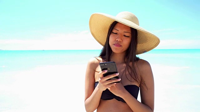 在海边发短信的女人视频下载