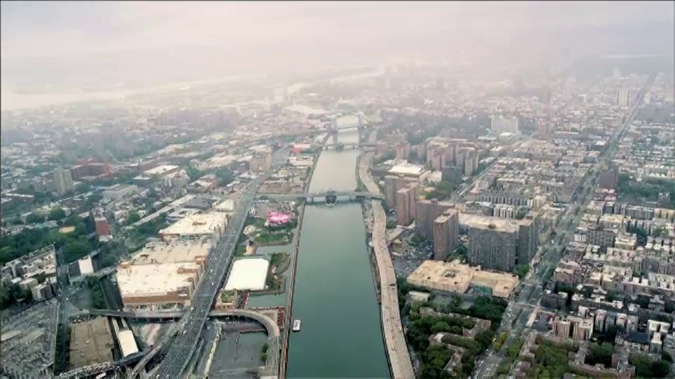空中俯瞰哈莱姆河，上曼哈顿，纽约。雾蒙蒙的天。视频下载
