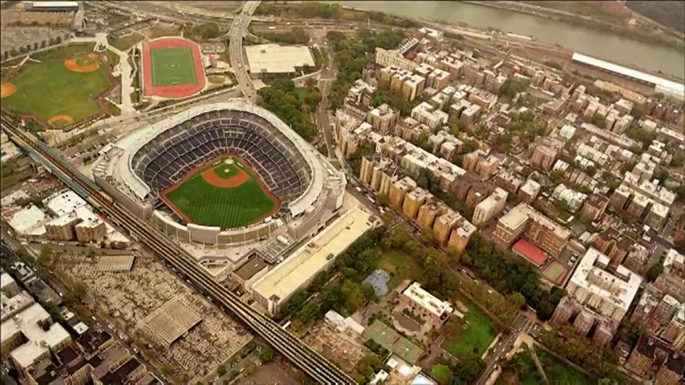 空中俯瞰扬基棒球场，上曼哈顿，纽约。雾蒙蒙的天。视频下载