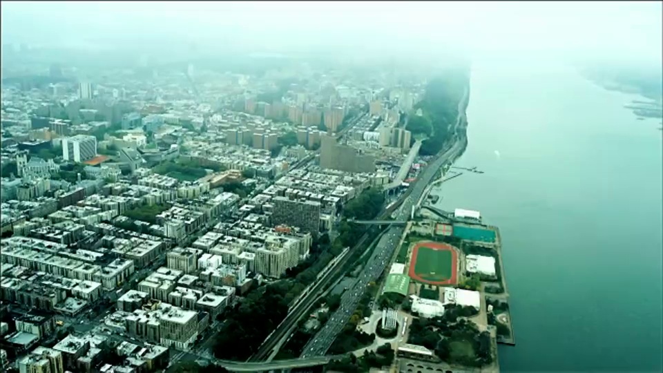空中俯瞰亨利哈德逊公园大道和哈莱姆区，曼哈顿，纽约。视频下载