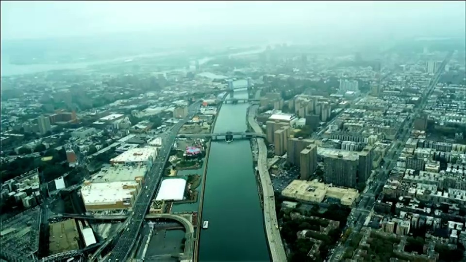 空中俯瞰哈莱姆河，上曼哈顿，纽约。雾蒙蒙的天。视频下载