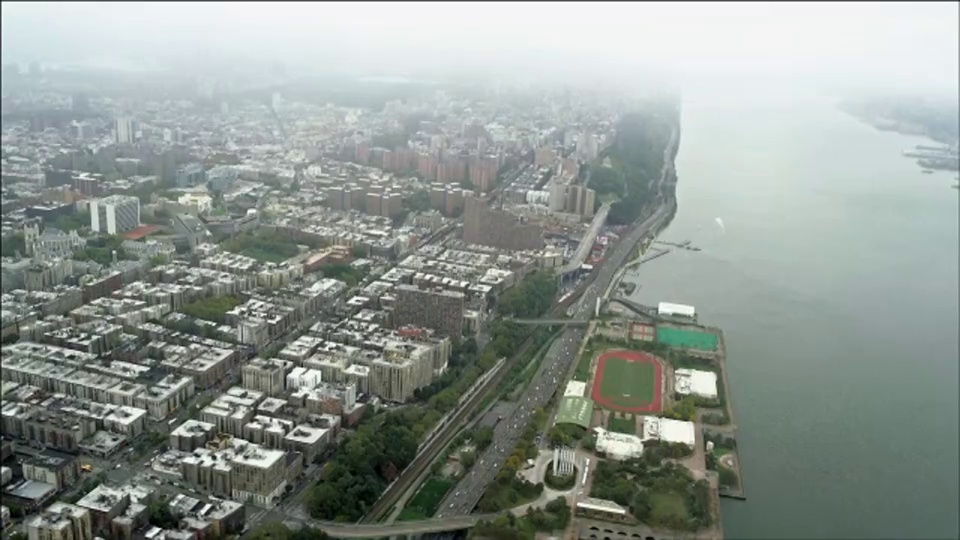 空中俯瞰亨利·哈德逊公园大道和哈莱姆区，曼哈顿，纽约。视频下载