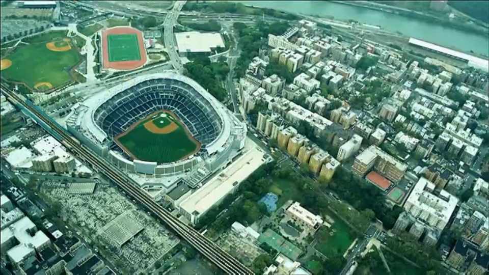 空中俯瞰扬基棒球场，上曼哈顿，纽约。雾蒙蒙的天。视频下载