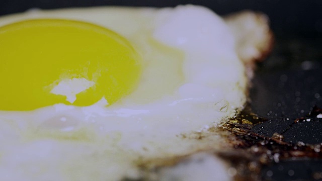 鸡蛋在黄油中燃烧视频素材