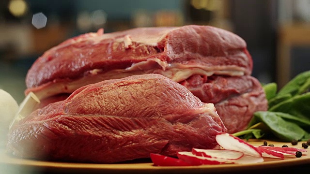 装在盘子里的生小牛肉，配料放在旁边视频下载