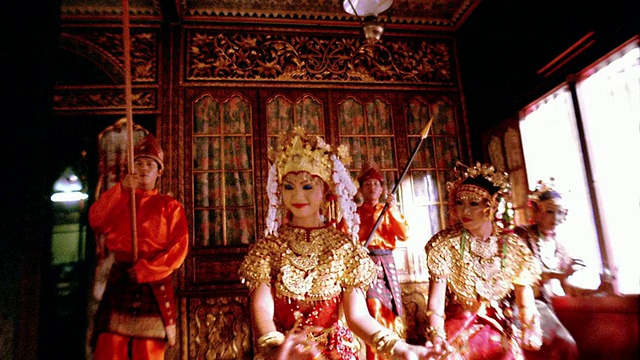 慢动作中镜头倾斜上倾斜下一组妇女在传统服装跳舞/印尼视频下载