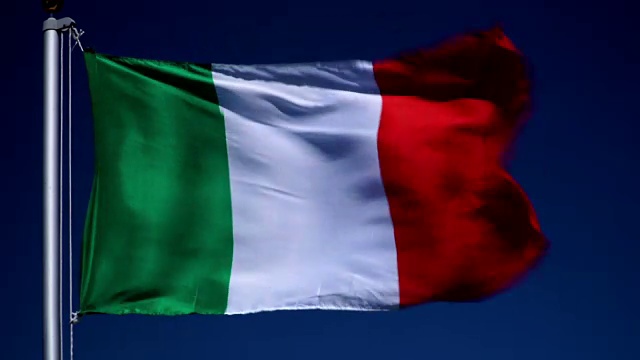 4K:蓝天户外旗杆上的意大利国旗(意大利)视频下载