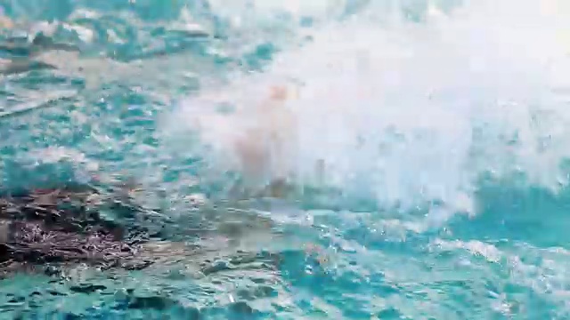 游泳的男孩视频素材