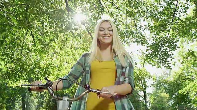 推着自行车穿过公园的漂亮女人视频下载
