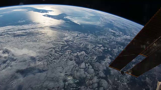 行星地球或蓝色星球从国际空间站美丽的景色。创意耀斑结束的形象视频素材