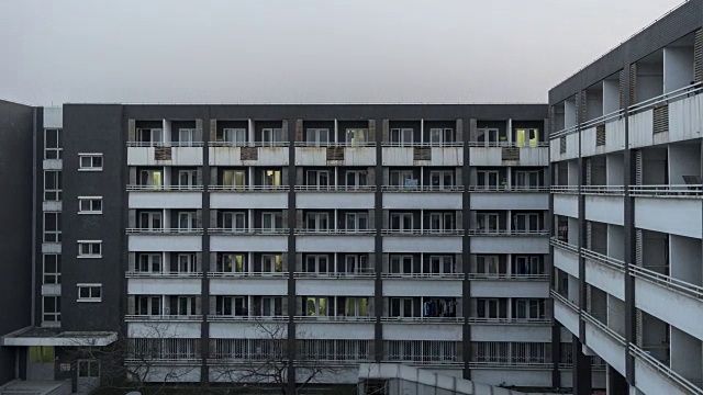 T/L WS HA LR PAN网格公寓，日夜过渡/北京，中国视频素材