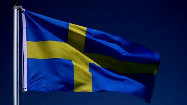 4K:蓝天户外旗杆上插瑞典国旗(瑞典)视频下载
