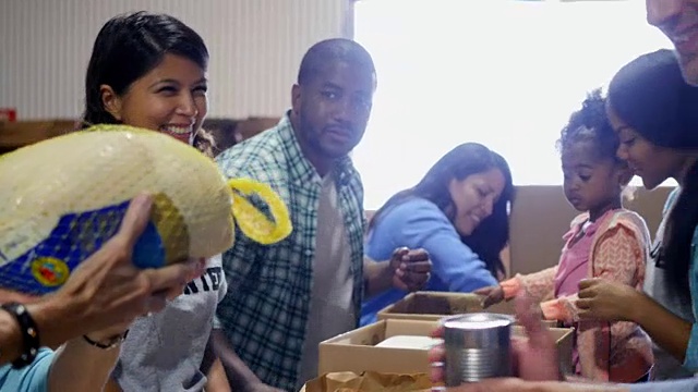 各种各样的志愿者在节日期间打包捐赠的食物视频下载