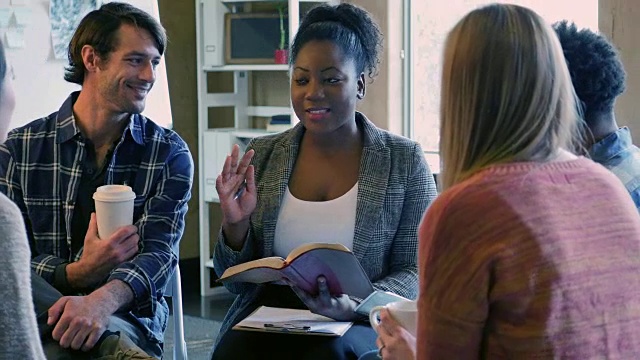 自信的非裔美国女性在办公室领导圣经学习视频下载