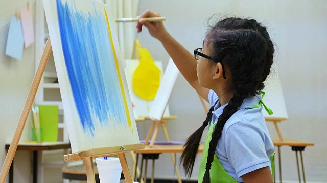 集中在艺术课上的亚洲女孩绘画视频素材