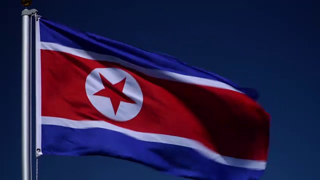 4K:户外蓝天前旗杆上朝鲜国旗(朝鲜)视频下载
