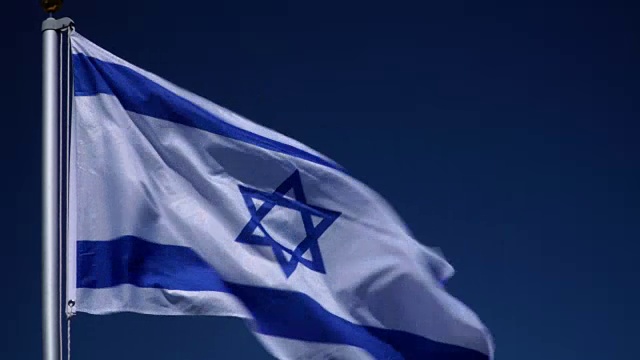 4K:蓝天户外旗杆上的以色列/犹太国旗(以色列)视频下载