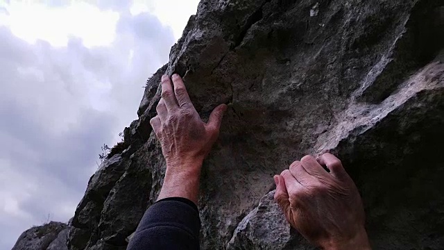 攀岩者抱石悬岩特写视频素材
