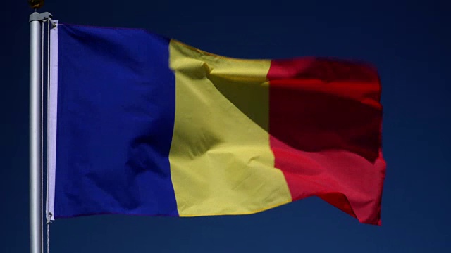 4K:蓝天户外旗杆上的罗马尼亚国旗(罗马尼亚)视频下载