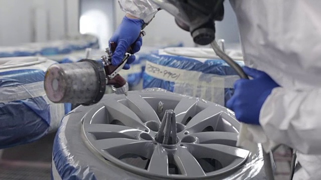 空气喷涂汽车轮辋视频素材