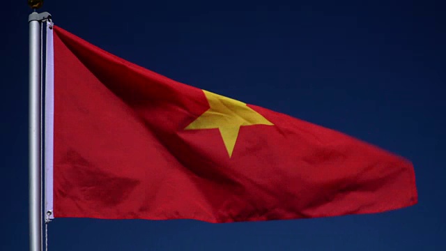 4K:户外蓝天前旗杆上插越南国旗(越南)视频下载