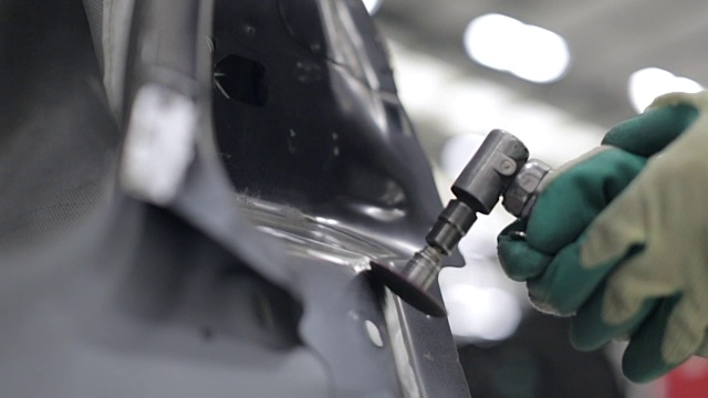汽车维修-使用空气砂光机清洁车身表面视频素材