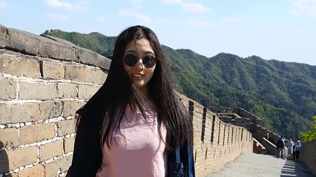 站在中国北京长城上的女人视频下载