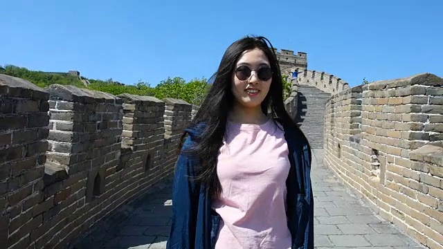 站在中国北京长城上的女人视频下载