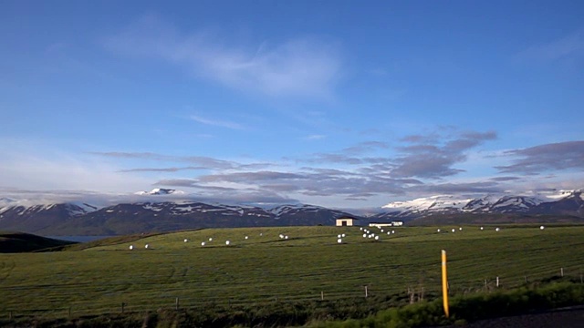 在移动的广角拍摄，以雪山为背景的多山景观，冰岛视频下载