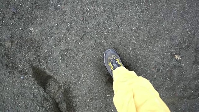 冰岛，一个人正在越过一个深深的裂缝，这是一个危险的POV镜头视频下载