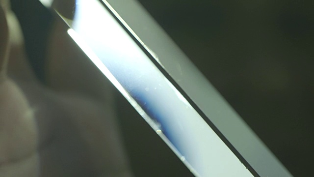 自然光透过玻璃棱镜的特写。视频下载