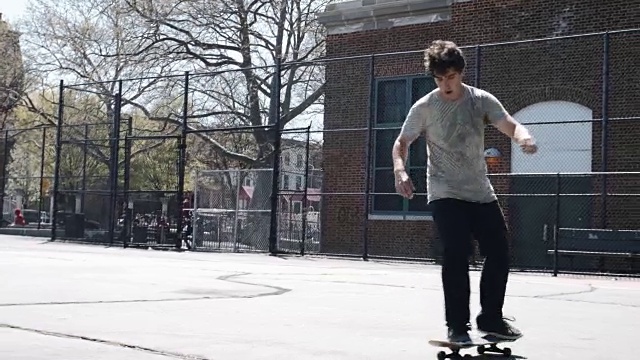 一名20多岁的白人男子在纽约布鲁克林的街道上玩滑板视频下载