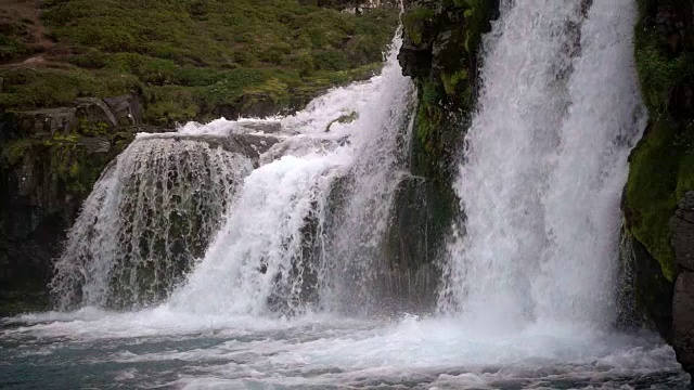 冰岛Kirkjufellsfoss瀑布的慢动作水细节视频下载
