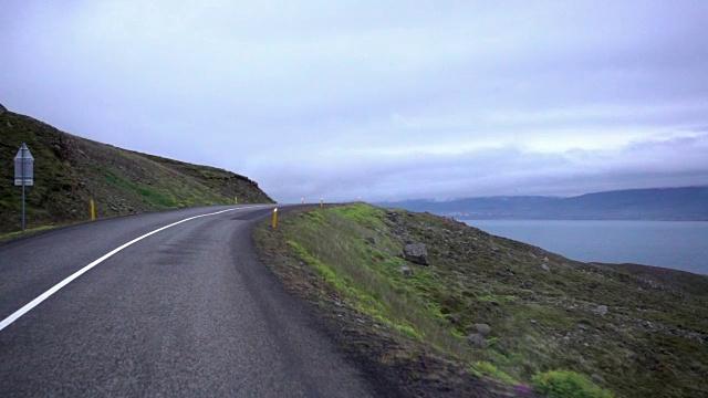 慢镜头沿着冰岛北冰洋行驶视频下载