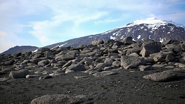 冰岛，火山岩石和白雪覆盖的山的背景视频下载