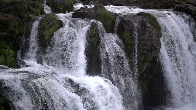 冰岛Kirkjufellsfoss瀑布的慢动作水细节视频下载