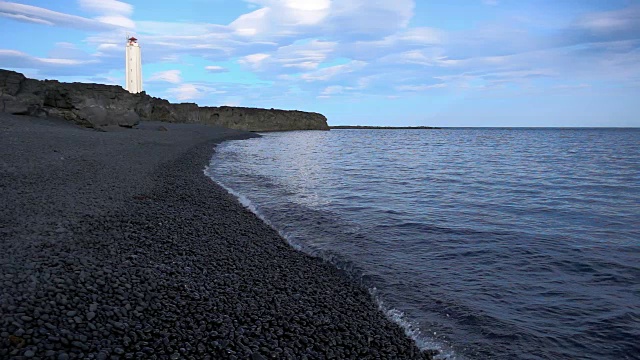 冰岛北冰洋火山海滩上的灯塔视频下载