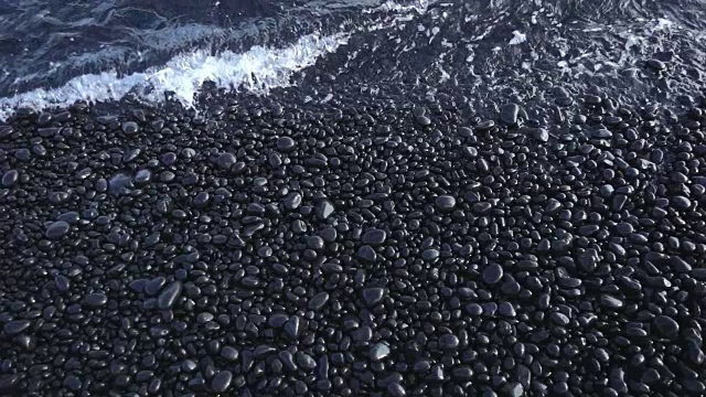 海水冲刷着冰岛的黑色熔岩石海滩视频下载